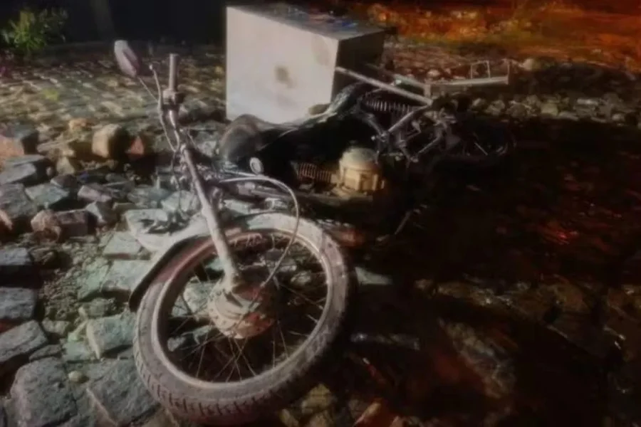 A Polícia Militar foi acionada por volta das 22h e encontrou a motocicleta consumida pelas chamas. O suspeito, que apresentava sinais evidentes de embriaguez, não fugiu: apresentou-se aos policiais e confessou o ato. O entregador conseguiu escapar ileso ao perceber que seria agredido fisicamente, abandonando o veículo antes do incêndio.