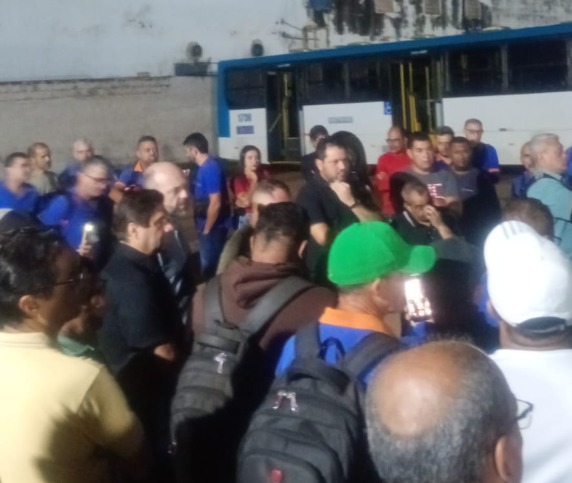 Motoristas podem retomar serviço, mas ameaçam nova paralisação