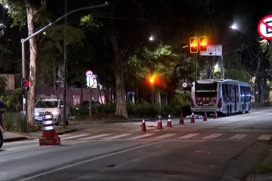 Mulher morre atropelada por ônibus em avenida