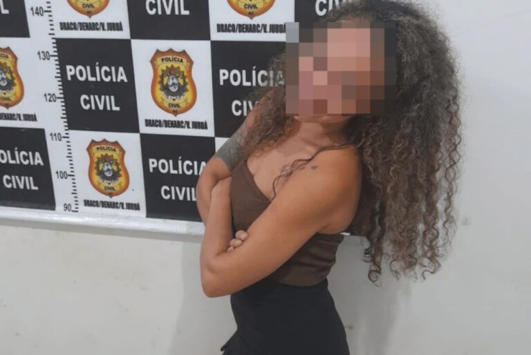 Uma mulher de 30 anos foi presa em flagrante neste domingo (19) no Complexo Esportivo do bairro Aeroporto Velho, em Cruzeiro do Sul.
