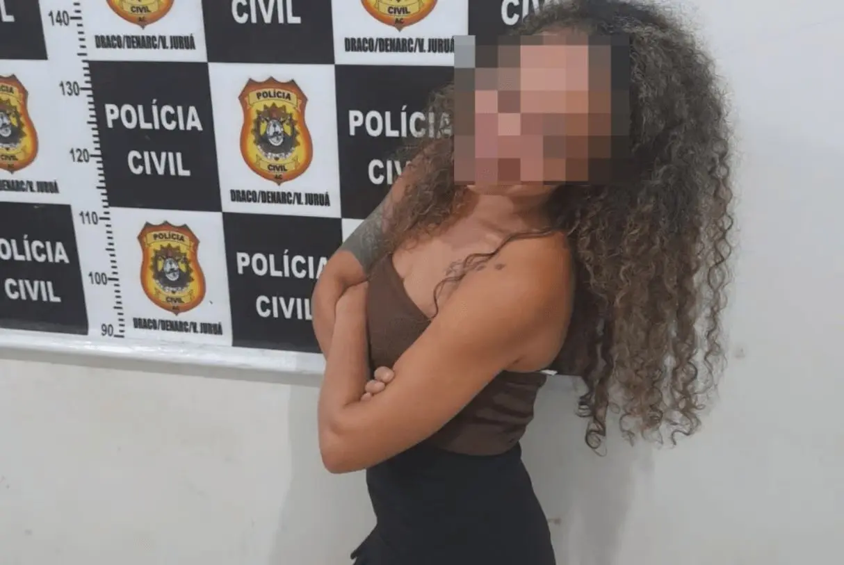 Mulher é presa por embriaguez e confusão em Cruzeiro do Sul