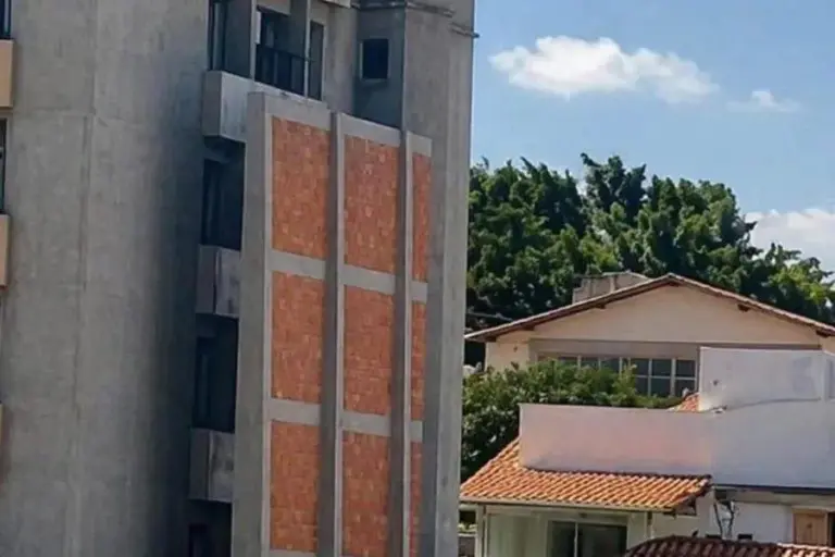 Muro de 13 m que ‘esconde’ casa viraliza e gera debate jurídico