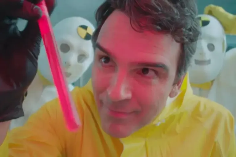 O BBB 26 caminha para sua última semana sob uma nuvem de controvérsias. O reality, que termina na próxima quarta-feira (21/04), é acusado pelos telespectadores de "propaganda enganosa" após o cancelamento silencioso do Laboratório, uma dinâmica anunciada com pompa antes da estreia que permitiria ao público substituir jogadores da casa principal.