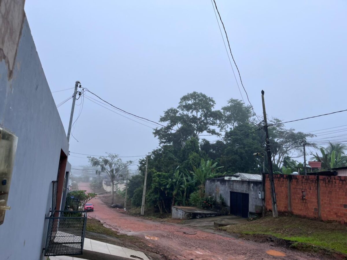 . A paisagem da capital ficou tomada por uma camada densa de névoa, cenário incomum