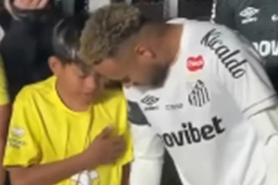 Neymar consola crianças emocionadas antes de jogo