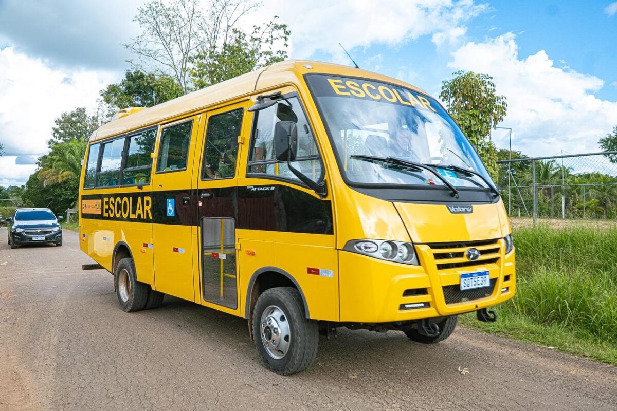 A prefeitura de Rio Branco entregou, nesta quarta-feira (29), três micro-ônibus para reforçar o transporte escolar da rede municipal.