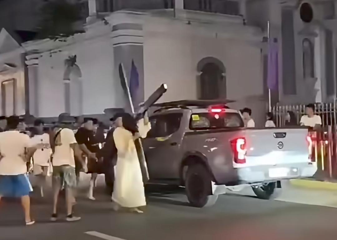 Encenação da Paixão de Cristo é interrompida após jovem subir na cruz e apanhar de ‘Jesus’