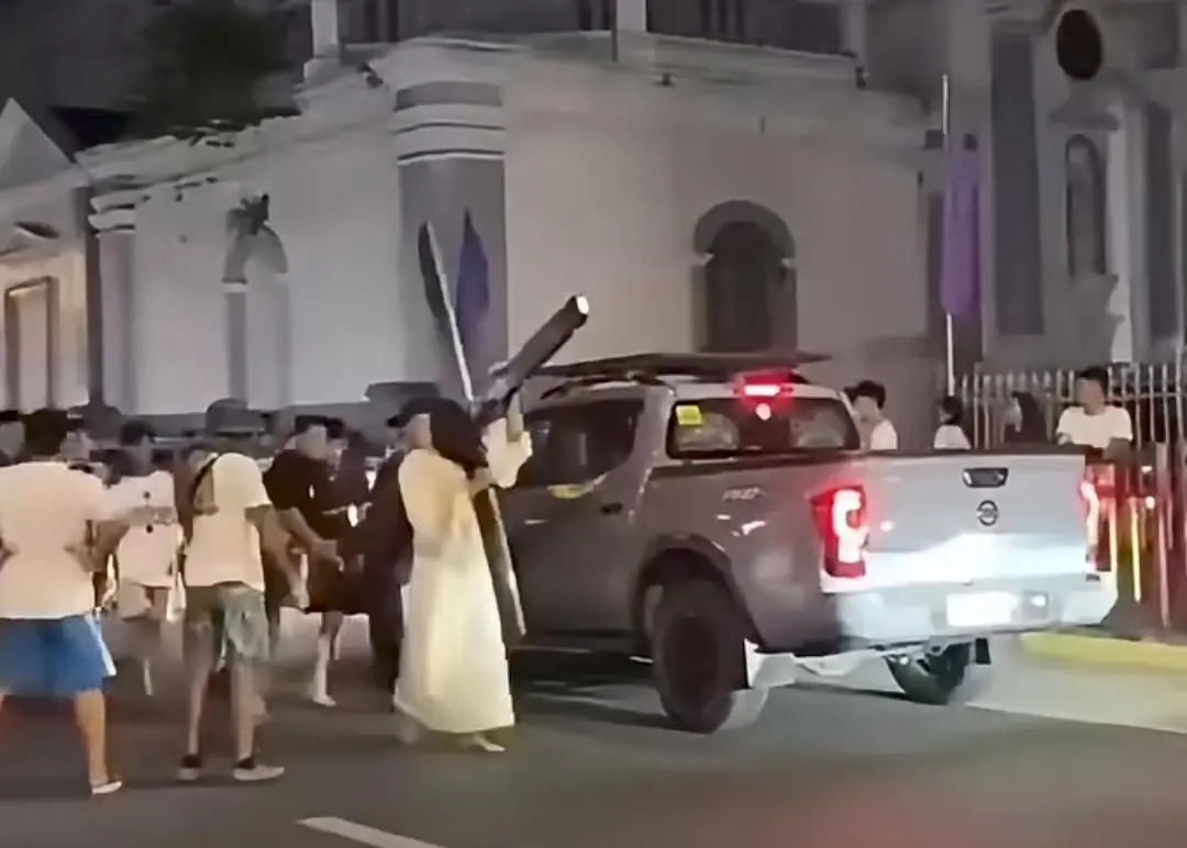 Encenação da Paixão de Cristo é interrompida após jovem subir na cruz e apanhar de ‘Jesus’