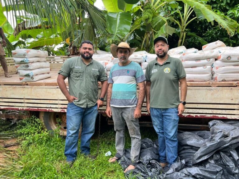 Programa Pecuária Mais Eficiente entrega insumos a produtores de leite
