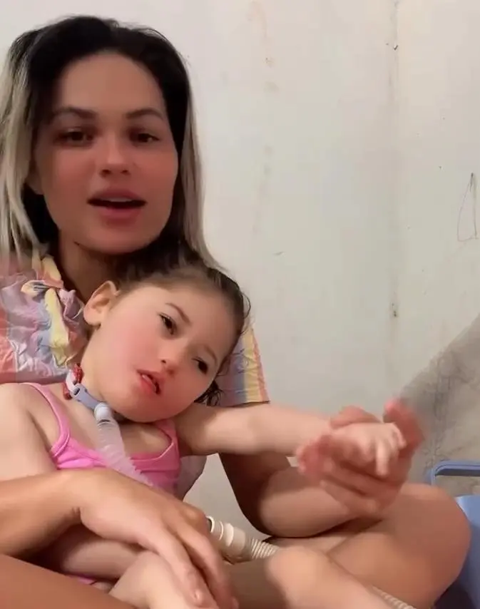 Mãe pede ajuda para tratamento para filha com encefalopatia