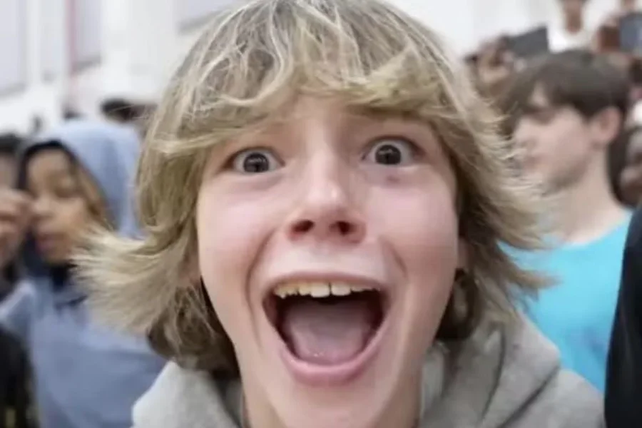 Se você não entende por que o número 67 está em todas as legendas e vídeos do TikTok nesta quinta-feira (16/04), você não está sozinho. O meme "Six Seven" é o exemplo perfeito de como a internet atual funciona: uma mistura aleatória de referências que, juntas, criam um senso de pertencimento para a Geração Alpha.