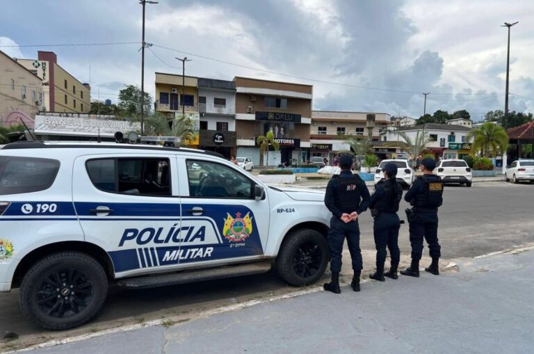 Adolescente é apreendido após bater moto em viatura da PM