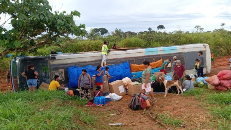 Uma pessoa ficou ferida após um ônibus que fazia a linha entre La Paz e Cobija tombar nesta quinta-feira (23)