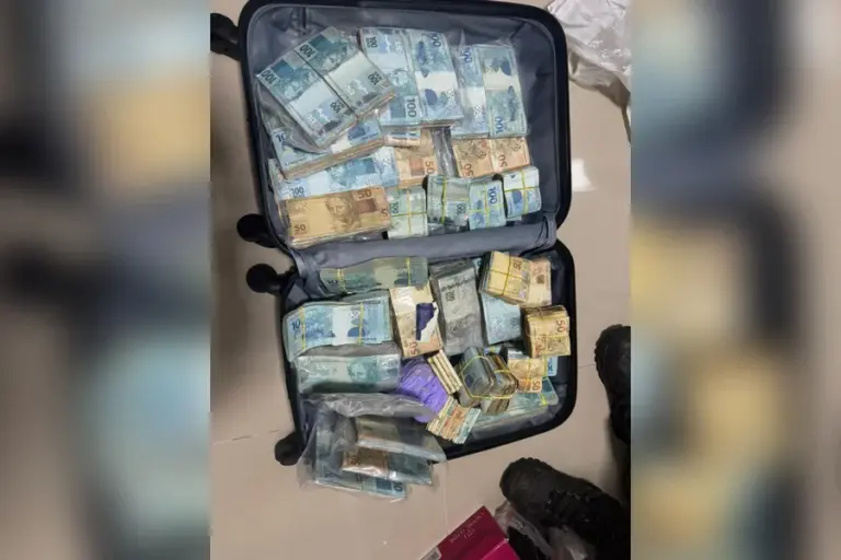 A Polícia Civil de Mato Grosso, por meio da Denarc, revelou nesta quinta-feira (23/04) os bastidores de uma organização criminosa que unia o tráfico de drogas à "modernidade" dos estelionatos digitais. A Operação Gerente Fantasma cumpriu 27 ordens judiciais em Cuiabá e Várzea Grande, resultando na apreensão de uma mala repleta de cédulas de Real.