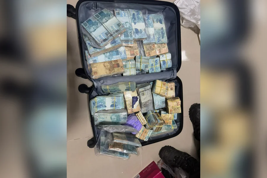Polícia mira facção e acha mala recheada de dinheiro