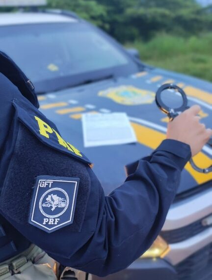 . O suspeito e o material apreendido foram levados à delegacia para os procedimentos legais.