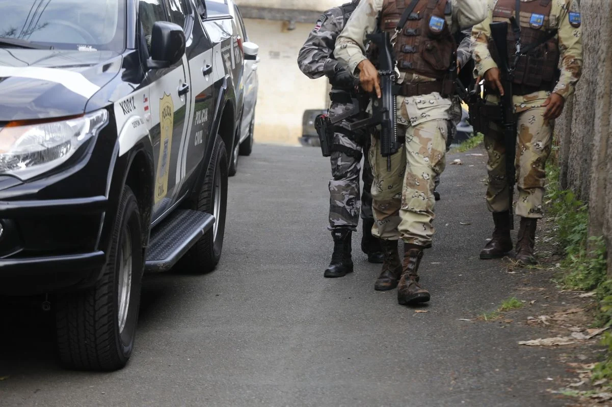 Durante uma incursão de rotina, guarnições da Polícia Militar foram recebidas a tiros por criminosos armados, resultando em dois agentes feridos e no reforço imediato do policiamento em toda a localidade.