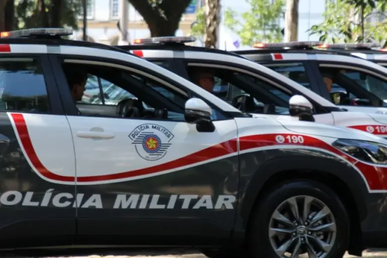 O que deveria ser uma travessia segura terminou em morte na noite desta quarta-feira (22/04), em Santos, no litoral de São Paulo. Um adolescente de 15 anos perdeu a vida após ser atingido por um veículo conduzido pelo mecânico André Luis Alves Carvalheiro, de 30 anos, que ignorou a sinalização e a parada de outros condutores na Avenida Affonso Penna.