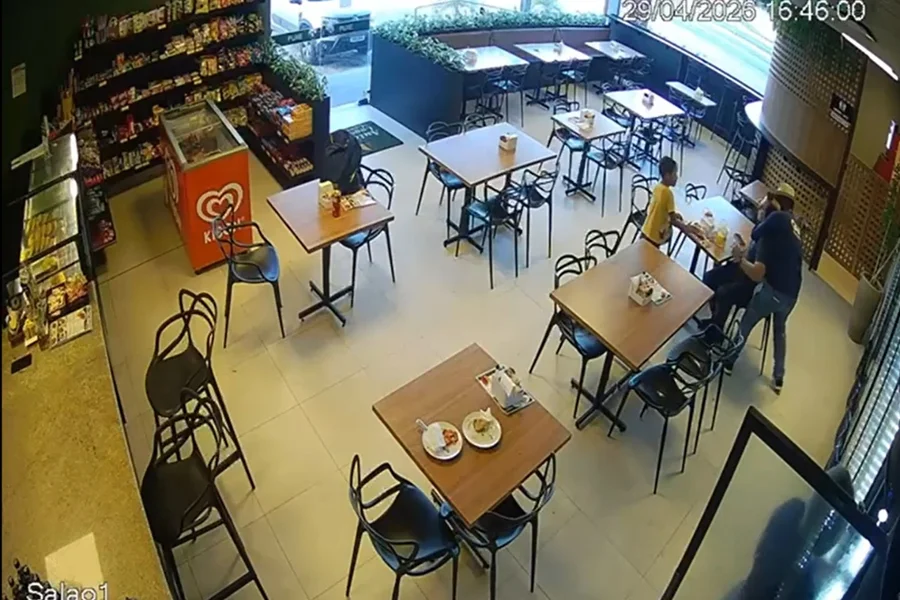 Criminoso aplica mata-leão e rouba arma de policial civil Criminoso aplica mata-leão e rouba arma de policial civil