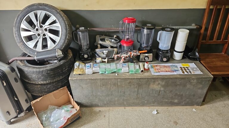 A Polícia Militar do Acre, por meio do 6º Batalhão, prendeu um indivíduo e apreendeu diversos materiais relacionados ao tráfico de drogas
