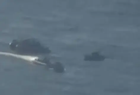 Barco chega à cápsula Orion após pouso no mar e inicia resgate