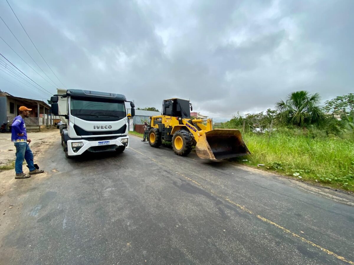 Além dos serviços de tapa-buracos, a Secretaria de Obras também realiza ações de limpeza