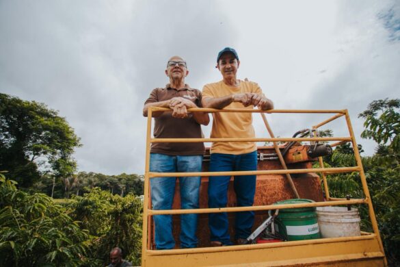 Prefeitura de Cruzeiro do Sul apoia colheita semimecanizada de café