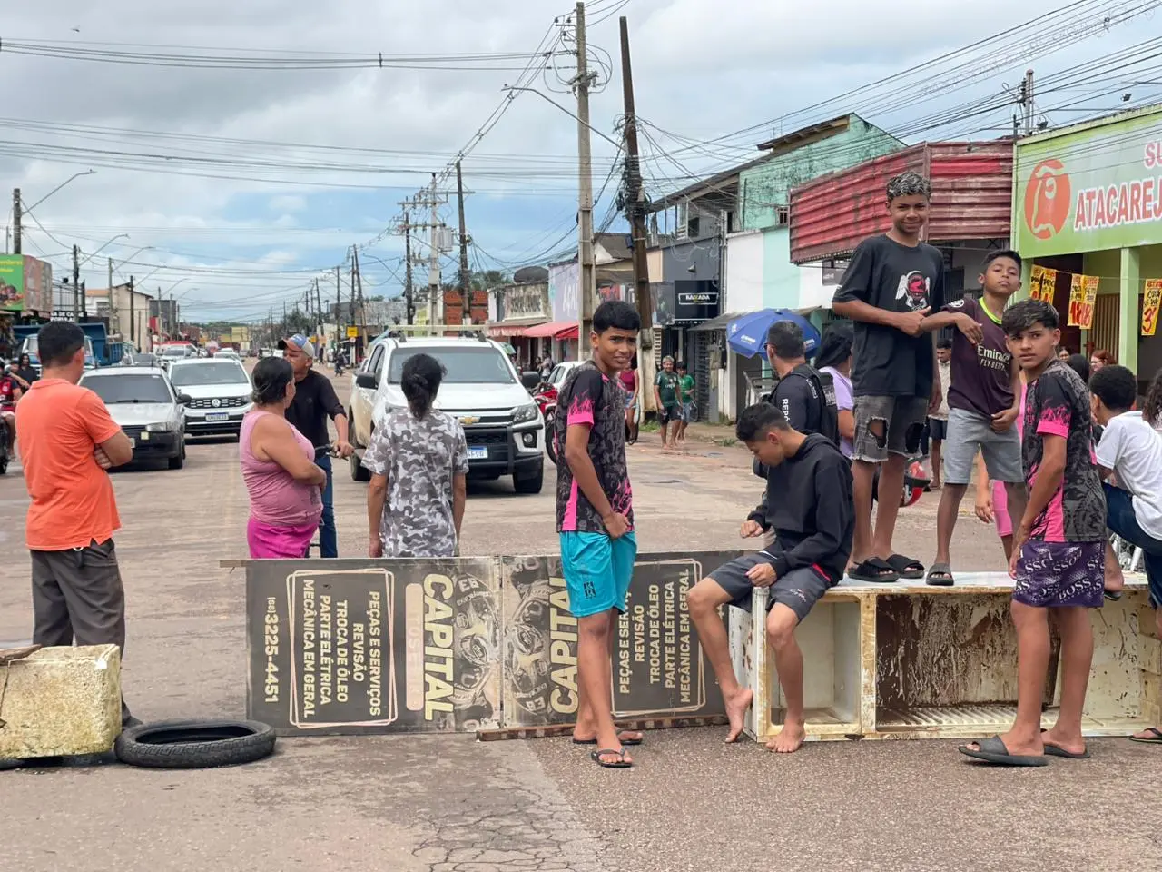 Prefeitura dialoga com população e moradores durante protesto na Baixada