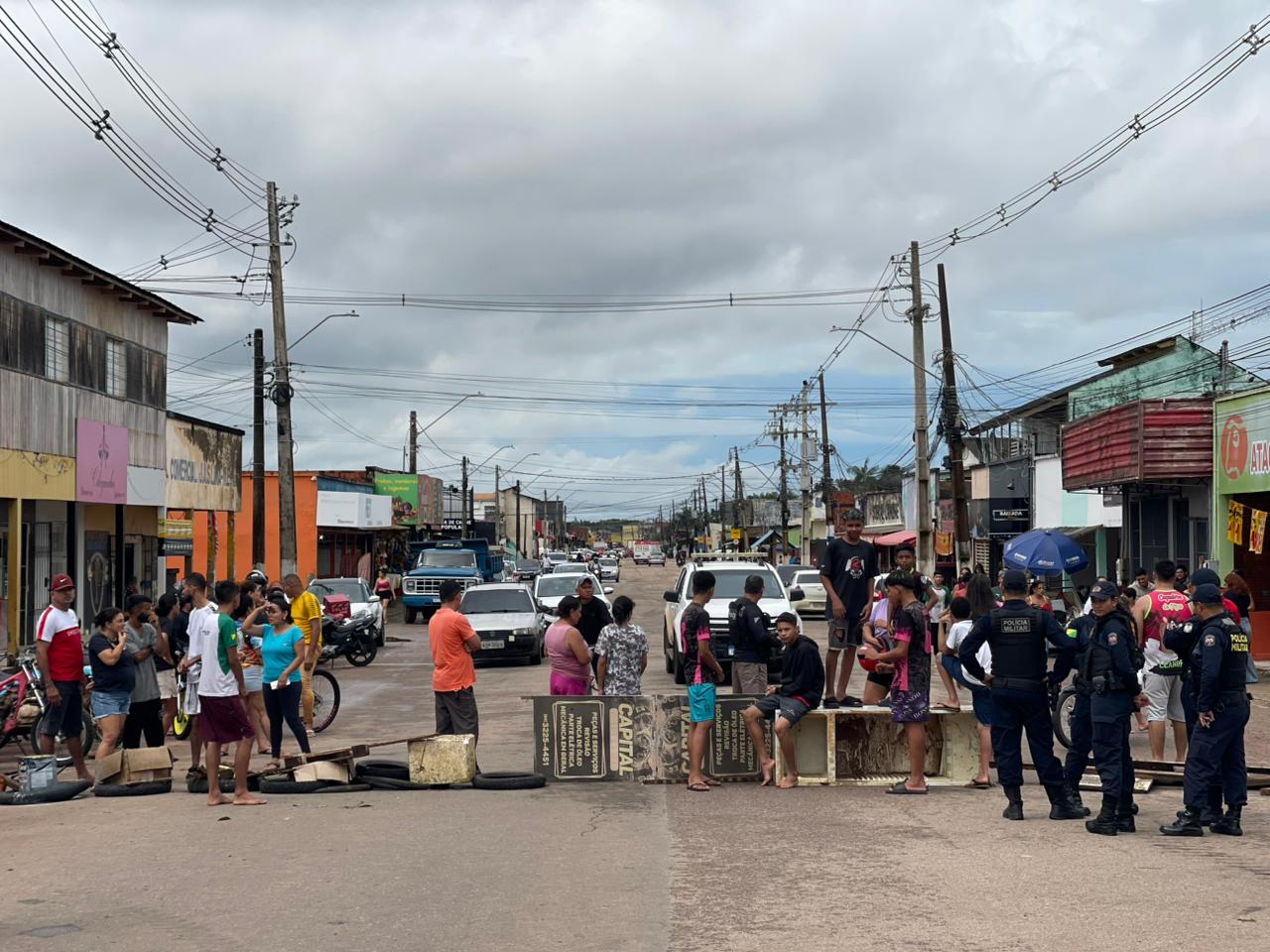 Prefeitura dialoga com população; moradores devem reabrir em instantes