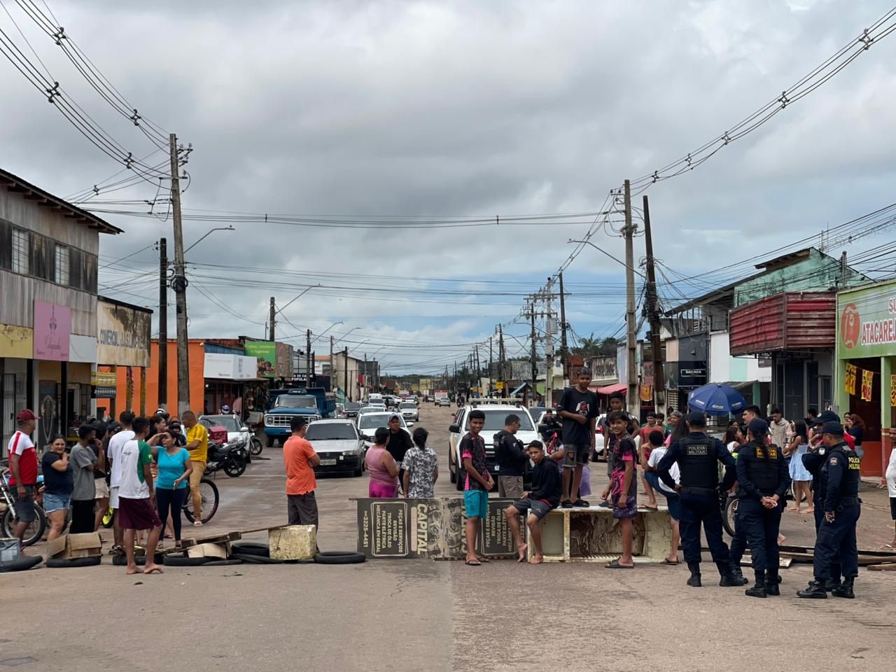 Prefeitura dialoga com população; moradores devem reabrir em instantes