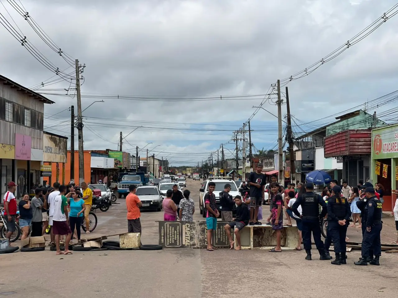 Prefeitura dialoga com população; moradores devem reabrir em instantes