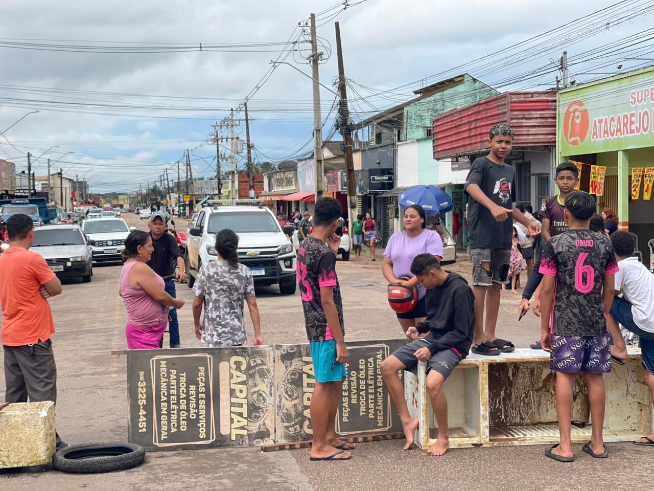 Prefeitura dialoga com população; moradores devem reabrir em instantes