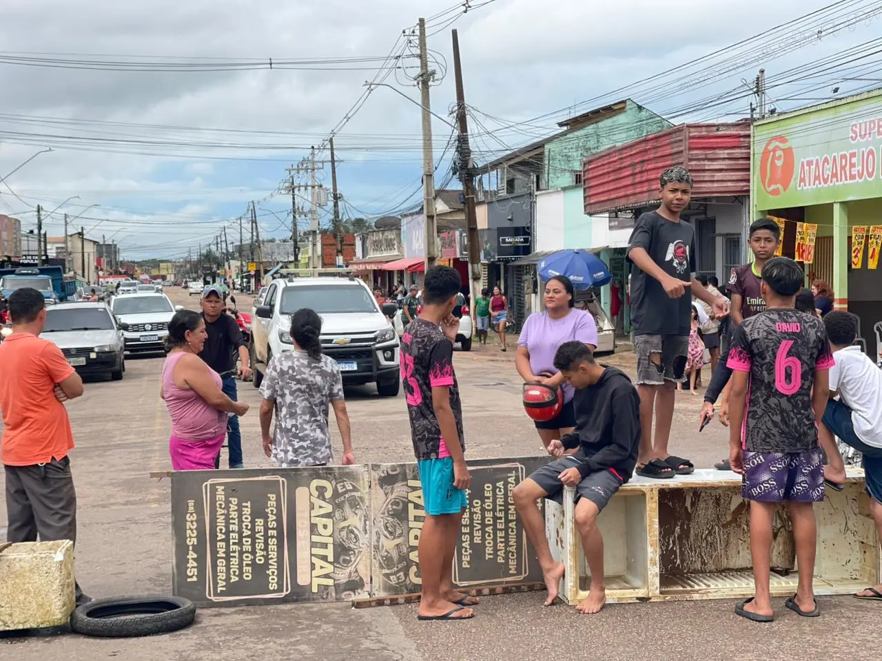 Prefeitura dialoga com população; moradores devem reabrir em instantes