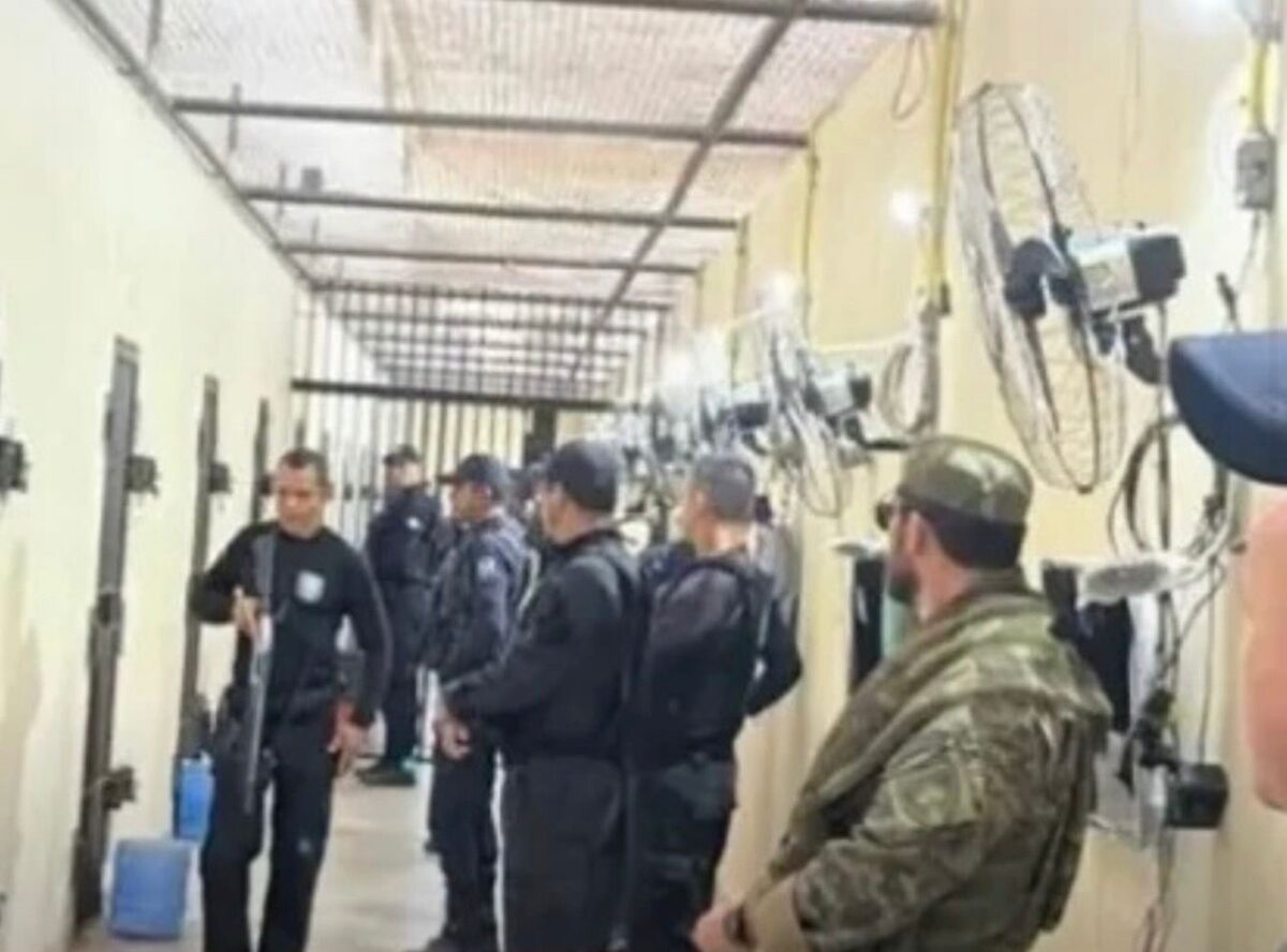 Durante operação, forças de segurança fazem varredura em presídio no Acre