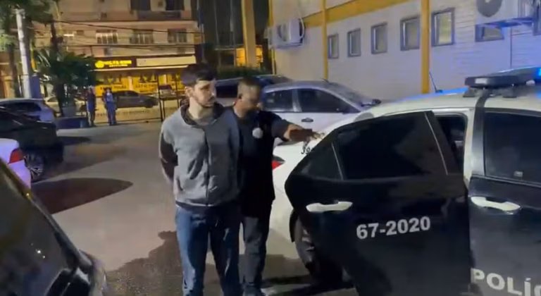 O professor preso em flagrante sob suspeita de estupro de vulnerável após denúncias envolvendo alunas de 8 anos em uma escola particular na Zona Norte do Rio de Janeiro utilizava atividades apresentadas como lúdicas para se aproximar das alunas.