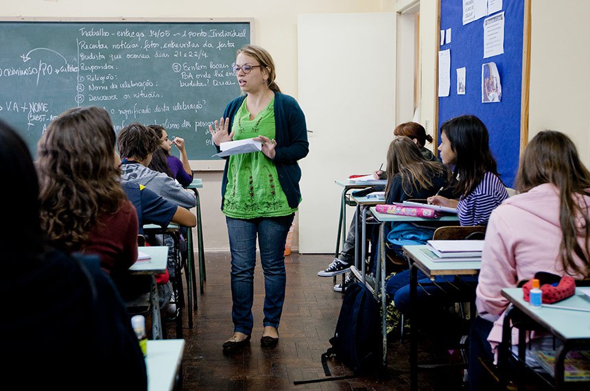 Universidades federais abrem vagas para professores substitutos