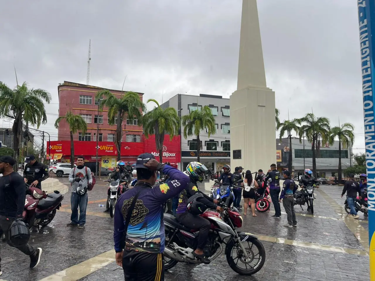 Sob chuva, motociclistas de app fazem protesto em frente ao Palácio nesta terça-feira