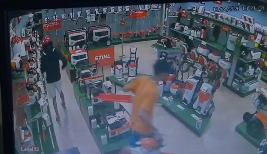 Quadrilha invade loja e foge com 11 motosserras em plena luz do dia