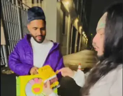 Rapper 6ix9ine ganha autógrafo de Maduro durante sua prisão