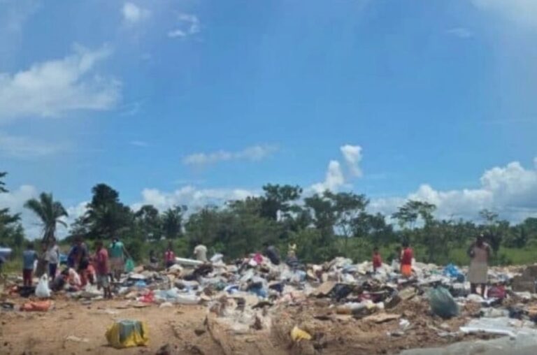 Famílias indígenas estariam frequentando o lixão da cidade em busca de comida e materiais reutilizáveis