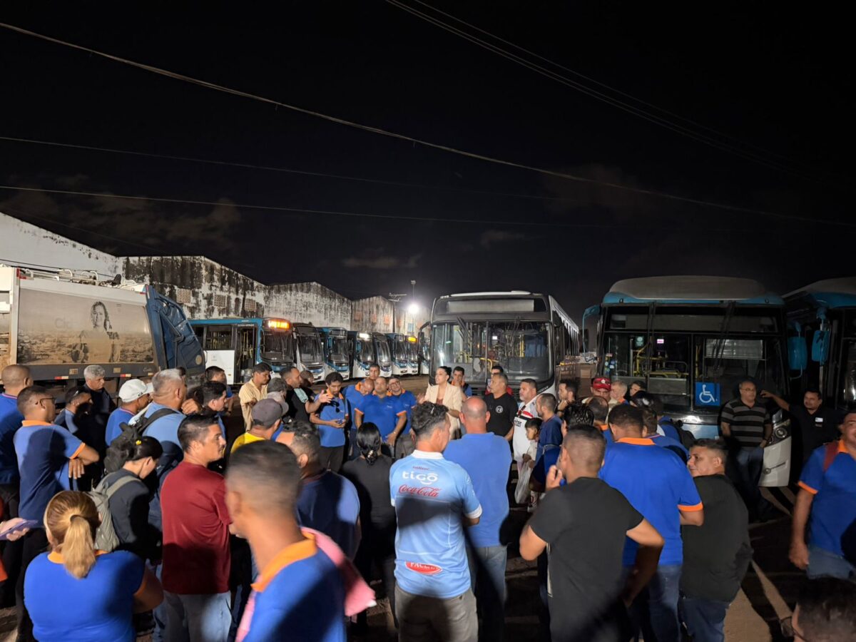 Sem ônibus, dona da Ricco tenta reverter paralisação dos motoristas Sem ônibus, dona da Ricco tenta reverter paralisação dos motoristas