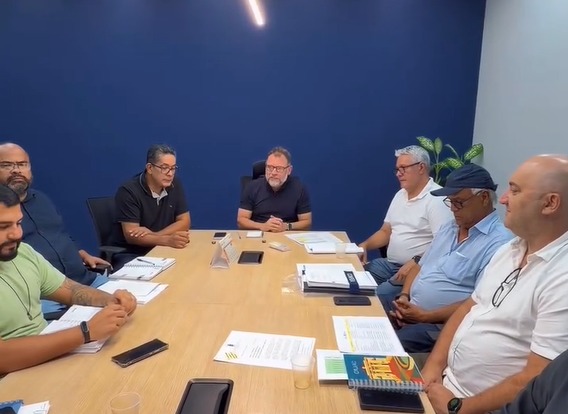 Reunião da prefeitura de Rio Branco discutindo novas ações de habitação e infraestrutura.