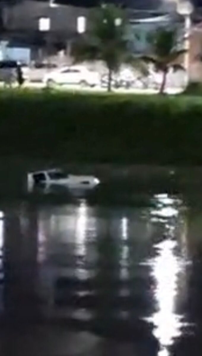 Caminhonete perde freio, cai no Rio Acre e desaparece em Rio Branco