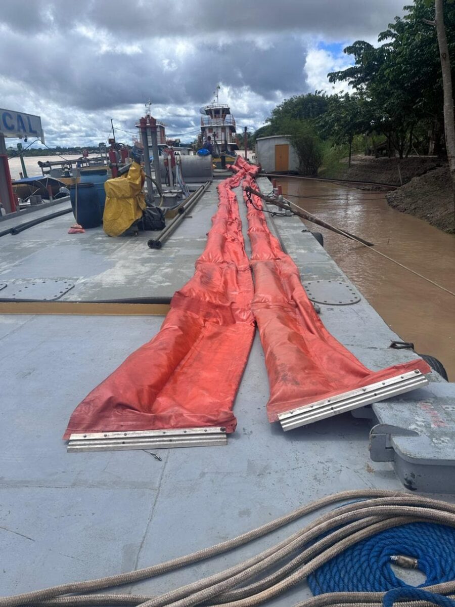 principal estratégia adotada neste sábado (25) é a instalação de barreiras de contenção dentro do próprio rio