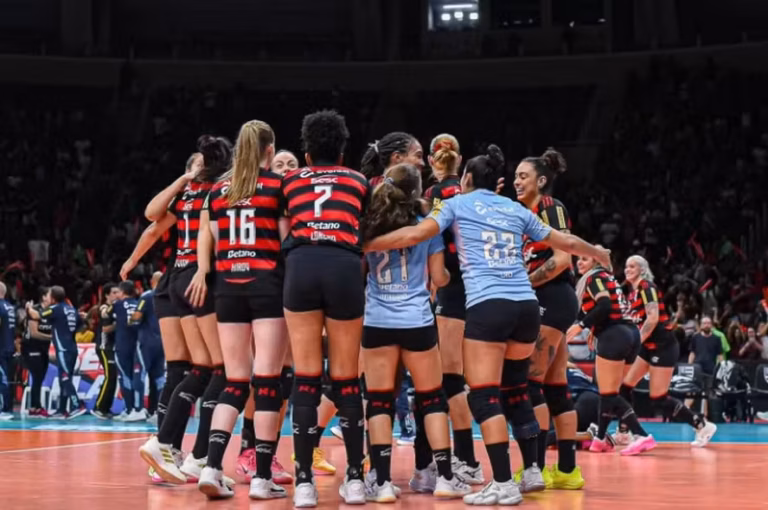 O vôlei brasileiro vive uma noite sem precedentes. Pela primeira vez desde a temporada 2018/2019, as duas séries de semifinais da Superliga Feminina chegaram ao terceiro e decisivo jogo. Com as arquibancadas do Maracanãzinho e da Arena UniBH lotadas, o país conhecerá hoje os dois finalistas que duelarão pelo título no dia 3 de maio.