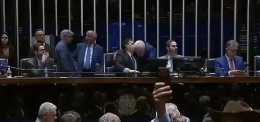 Alcolumbre sussurra resultado antes do painel; veja o momento