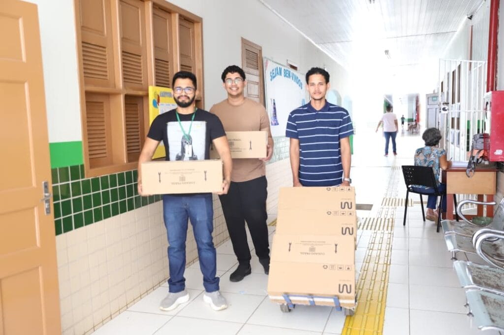 Estudantes de Rio Branco ganham tablets para reforçar estudos e preparação para o Enem