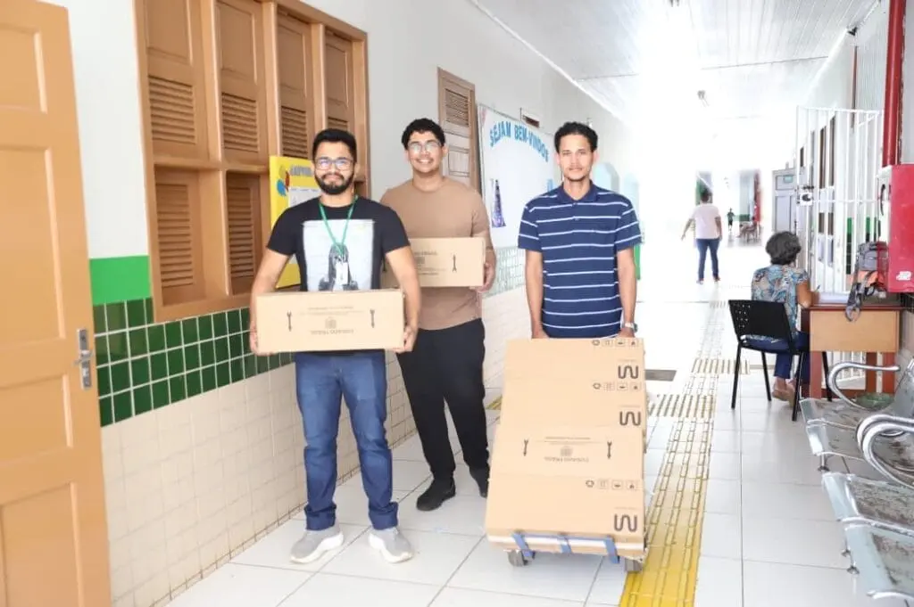 Estudantes de Rio Branco ganham tablets para reforçar estudos e preparação para o Enem