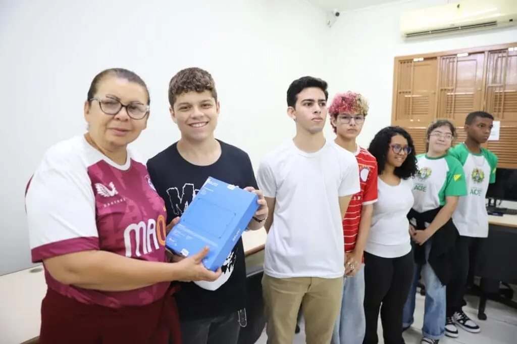 Estudantes de Rio Branco ganham tablets para reforçar estudos e preparação para o Enem