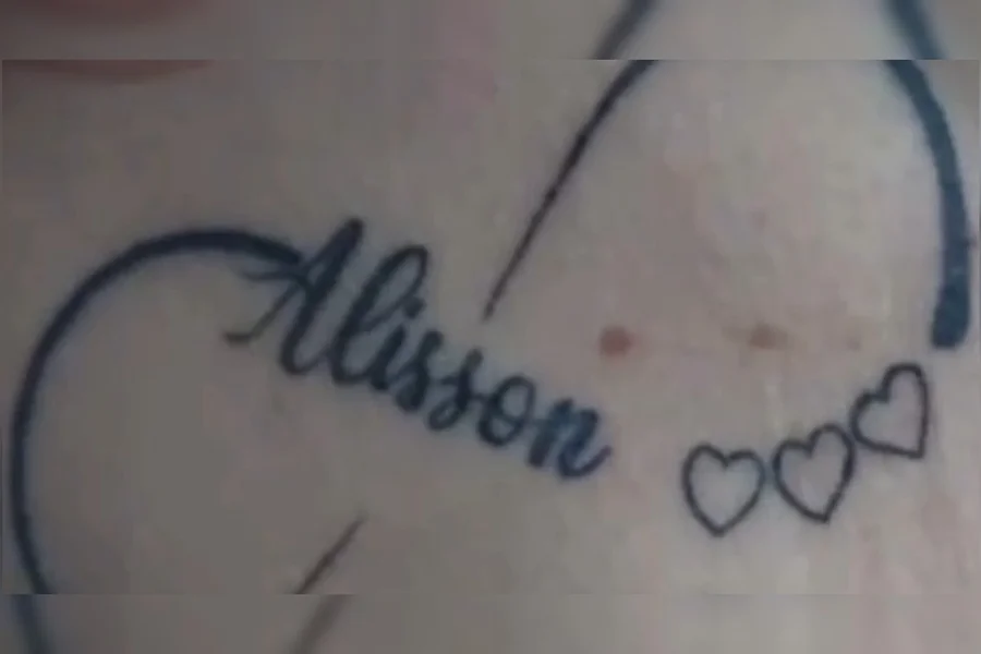 Dentista tranca mulher por meses e faz 10 tatuagens nela com o nome dele